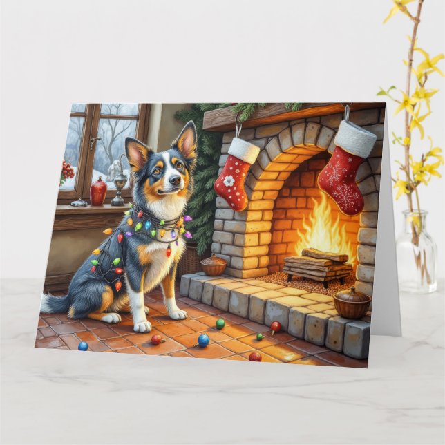 Tarjeta Chimenea con Blue Heeler y Luces de Navidad (flor amarilla)