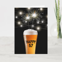 Chispa de cumpleaños 57 en vaso de cerveza
