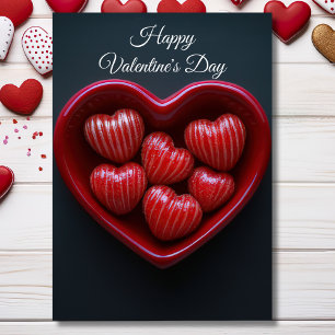 Tarjeta chocolates con forma de corazón rojo saludando a V