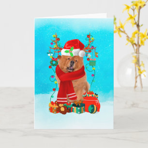Tarjeta Chow Chow en la nieve con regalos de Navidad