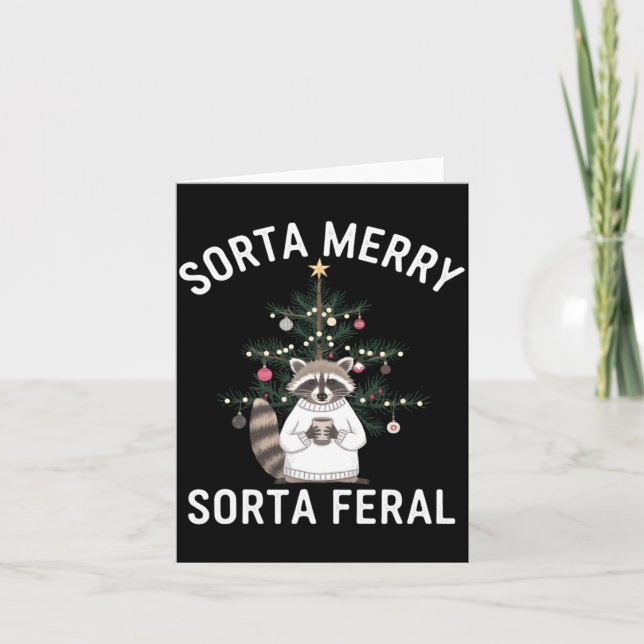 Tarjeta Christmas Raccoon Sorta Merry Sorta Feral Xmas  (Anverso)