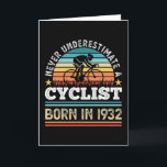 Tarjeta Ciclista nacido en 1932 Ciclismo con regalo de cum<br><div class="desc">Nunca subestimes a un ciclista que nació en 1932. Para los ciclistas amantes de la bicicleta,  el ciclismo,  la bicicleta y el ciclismo de montaña. Gracioso cumpleaños 90,  Día del Padre o Regalo de Navidades para hombres,  mujeres.</div>