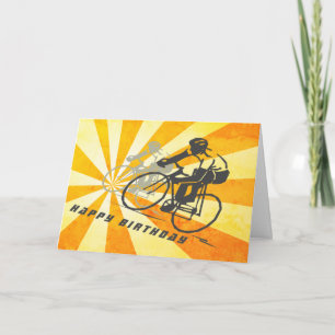 Tarjeta Ciclistas viales con retro Sunburst en bicicleta C