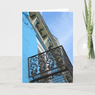 Tarjeta Cielo azul y edificio