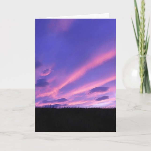 Tarjeta Cielo morado dramático con formaciones alienígenas (Anverso)
