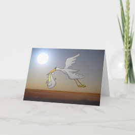 Tarjeta Cigüeña blanca volando en el cielo nocturno y luna