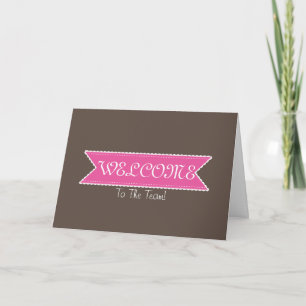Tarjeta Cinta púrpura con bienvenida de borde blanco