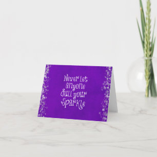 Tarjeta Cita inspiradora femenina púrpura de la chispa