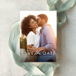 Tarjeta clásica de foto vertical para guardar la f<br><div class="desc">Una simple pero elegante tarjeta de foto para guardar la fecha y anunciar tu compromiso y próxima boda. La única foto vertical presenta texto blanco en la parte inferior con mucho espacio para nombres y detalles del gran día.</div>