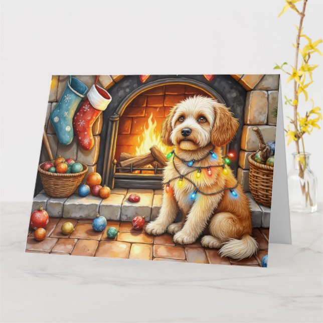 Tarjeta Cockapoo Sitting by Fireplace with Christmas Light (flor amarilla)