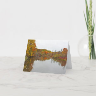 TARJETA COLOR DE OTOÑO REFLEJADO EN LA SUPERFICIE DE LAGO