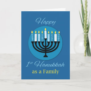 Tarjeta Como familia, primero Hanukkah Menorah en azul osc