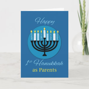 Tarjeta Como padres primero Hanukkah Menorah en azul oscur