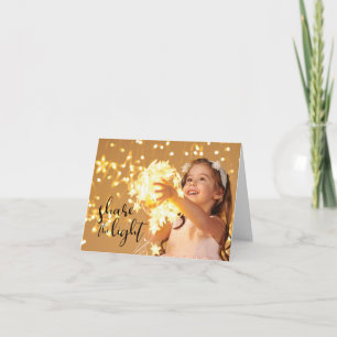 Tarjeta Comparta la luz, chica con las luces enredadas