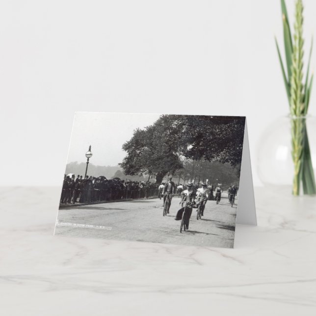 Tarjeta Completando un ciclo en Hyde Park, c.1910 (Anverso)