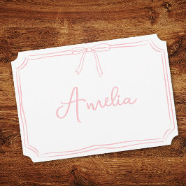 Tarjeta con nombre escrito a mano con lazo rosa es