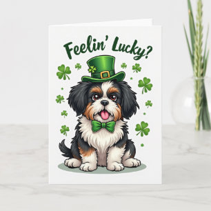 Tarjeta con patrón de trébol de cachorro afortunad