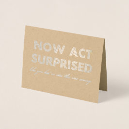 Tarjeta Con Relieve Metalizado Ahora la mujer de honor y la dama de honor se sorp