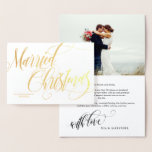 Tarjeta Con Relieve Metalizado Boda De Navidades Casados Ratos. Gracias.<br><div class="desc">Elegante carta de agradecimiento boda por la temporada de vacaciones con Relieve metalizado de oro real sobre fondo blanco. Navidades casados en un guión corto de caligrafía dorada y poco claro, junto con sus nombres y fecha de boda. Añade una de tus fotos bodas a la tarjeta de agradecimiento junto...</div>