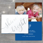 Tarjeta Con Relieve Metalizado Cualquier texto Hanukkah Simple Shine Bright Silve<br><div class="desc">Desee a la familia y amigos los simples regalos de luz y amor por Hanukkah con esta elegante tarjeta plegada de Relieve metalizado plateado real. Todo el texto de esta plantilla (incluyendo "Brillante brillante" en la parte delantera) es sencillo de incluir cualquier texto. El diseño azul marino, blanco y plateado...</div>