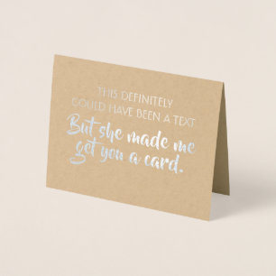 Tarjeta Con Relieve Metalizado Divertida Propuesta De Groomsman - ¡Ella Me Hizo!