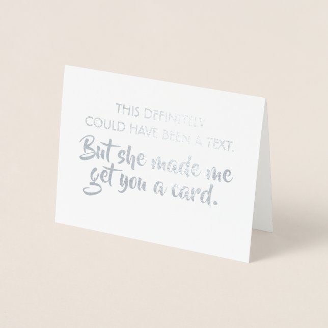 Tarjeta Con Relieve Metalizado Divertida Propuesta De Groomsman - ¡Ella Me Hizo! (Anverso)
