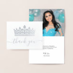 Tarjeta Con Relieve Metalizado Elegante foto de la corona Quinceanera Gracias Pla<br><div class="desc">¿Celebrar una quinceañera, un boda, una dulce fiesta de 16 años, una ducha de novia, el murciélago mitzvah u otra ocasión trascendental recientemente? Aquí están algunas elegantes tarjetas de agradecimiento de quinceanera que se personalizan fácilmente insertando su propia foto para dar a sus invitados amor y gracias! Si buscas un...</div>