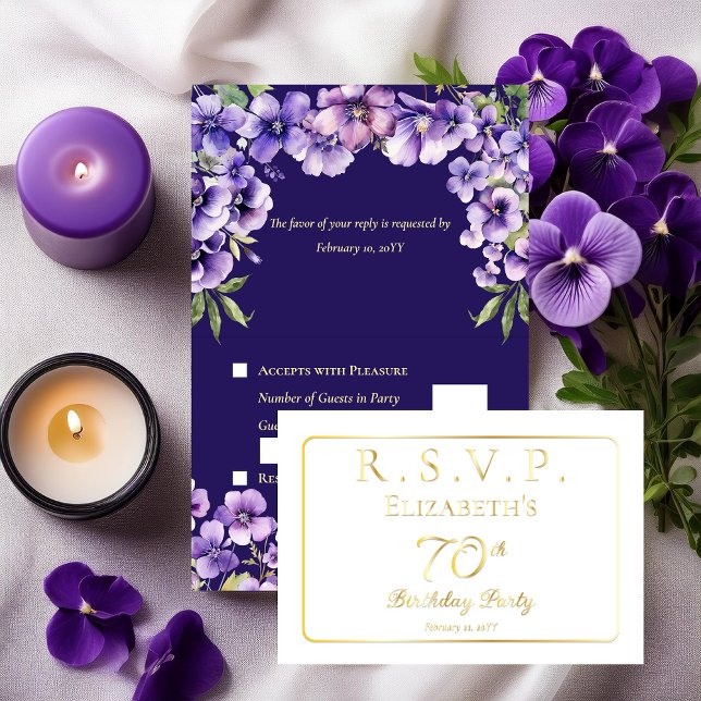 Tarjeta Con Relieve Metalizado Elegante partido de cumpleaños floral violeta púrp (Elegant Purple Violets Floral 70th Birthday Party RSVP Foil Invitation Folded Insert Enclosure Card)