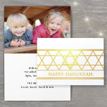 Tarjeta Con Relieve Metalizado Estrella de David Happy Hanukkah Modern Simple 1 F<br><div class="desc">Envíe los elegantes deseos de Happy Hanukkah con una moderna tarjeta plegada de fotos personalizado. Todo el texto de esta plantilla es sencillo de personalizar. El diseño de Relieve metalizado negro, blanco y dorado presenta un diseño geométrico de la estrella de David, una tipografía minimalista de arte vintage y una...</div>