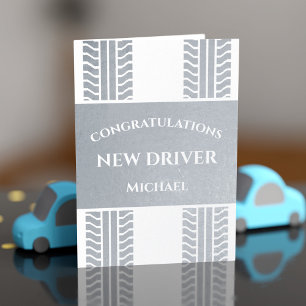Tarjeta Con Relieve Metalizado Felicidades Nuevo Conductor Huellas de Neumáticos 