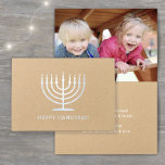 Tarjeta Con Relieve Metalizado Feliz Hanukkah Simple Moderno Menorah Una foto<br><div class="desc">Desee a la familia y amigos los simples regalos de luz y amor por Hanukkah con una elegante foto personalizado doblada. Todo el texto de esta plantilla (incluyendo "Happy Hanukkah" en la parte delantera) es sencillo de personalizar con cualquier texto. El diseño natural de kraft, blanco y Relieve metalizado plateado...</div>