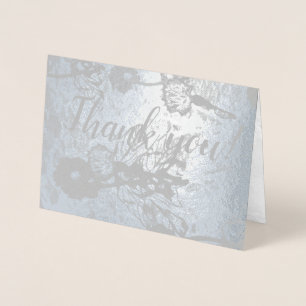 Tarjeta Con Relieve Metalizado "Gracias" en Boda Floral de Plata