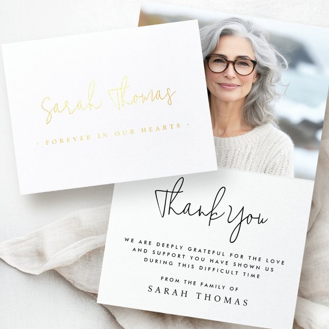 Tarjeta Con Relieve Metalizado Guión elegante para siempre en la foto funeraria d (Elegant script forever in our hearts funeral photo foil card)