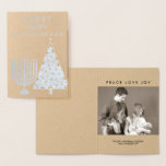 Tarjeta Con Relieve Metalizado Holiday Silver Chrismukkah Merry Añadir la foto<br><div class="desc">Personalice esta tarjeta de vacaciones de Relieve metalizado plateado Chrismukkah - sólo agregue su foto y nombres dentro de la tarjeta usando las plantillas proporcionadas. En la parte delantera se lee MERRY HAPPY CHRISMUKKAH con una divertida menorah Hanukkah y un árbol de Navidad uno al lado del otro. Esta tarjeta...</div>