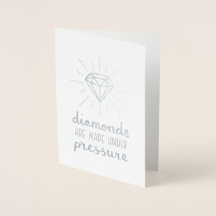 Tarjeta Con Relieve Metalizado Los diamantes se hacen debajo del Relieve