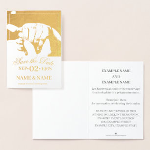 Tarjeta Con Relieve Metalizado Manos de una pareja de novios de color con anillo