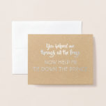 Tarjeta Con Relieve Metalizado Propuesta divertida de la dama de honor de la prin<br><div class="desc">Funny Bridesmaid,  sirvienta de tarjetas de proposición de honor - "ME AYUDARON A TRAVÉS DE TODAS LAS FRONTERAS AHORA ME AYUDAN A ARREGLAR EL PRÍNCIPE"</div>