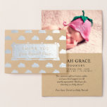 Tarjeta Con Relieve Metalizado Relieve metalizado plateado Nubes Baby Shower Foto<br><div class="desc">Dulce tarjeta de agradecimiento para bebés que puedes personalizar con una foto de tu precioso bebé. La tarjeta de agradecimiento está impresa en papel kraft con un lindo patrón de nube en Relieve metalizado plateado real con una gran etiqueta de Relieve metalizado plateado que dice Gracias desde el nombre del...</div>