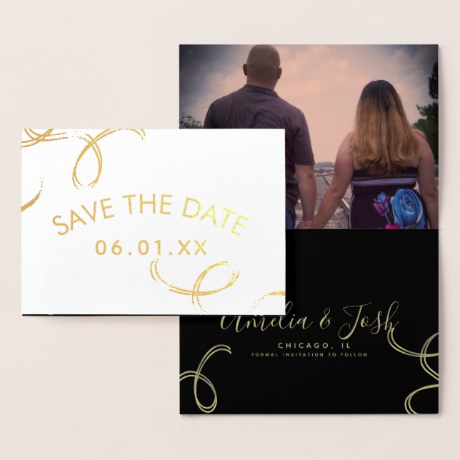 Tarjeta Con Relieve Metalizado Script Save the Date Photo Faux Swirl Black Gold (Demostración)