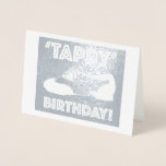 Tarjeta Con Relieve Metalizado Tappy Happy Birthday Dance Teacher bailarina de za<br><div class="desc">La tarjeta de saludo cuenta con un ilustracion de marca original de un zapato de baile de grifo, con el CUMPLEAÑOS DE TAPPY en una fuente divertida. Ideal para tu bailarina o profesora de baile favorita. ¿No ves lo que estás buscando? ¿Necesita ayuda con la personalización? Haga clic en "Recaucaheartsny"...</div>