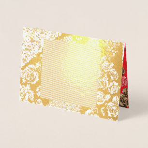 Tarjeta Con Relieve Metalizado Tejidos rojos vibrantes con intrincados florales y