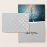 Tarjeta Con Relieve Metalizado Verdaderos copos de nieve y festividades de invier<br><div class="desc">Dé esta verdadera tarjeta de Relieve metalizado con la mágica imagen de una liebre en un maravilloso país invernal a cualquiera que ame el misterio y maravilla de una noche de invierno. Personalizar con tus palabras (o deja el sentimiento tal cual) para hacer la tarjeta perfecta para varias vacaciones o...</div>