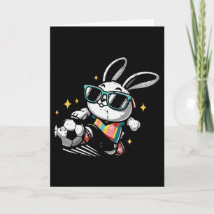 Tarjeta Conejito de Pascua jugando fútbol niños de fútbol