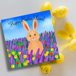 Tarjeta Conejito de Pascua lindo entre las flores