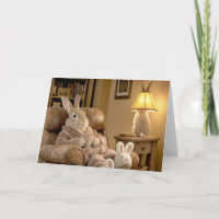 Conejo de cumpleaños relajándose en un sillón
