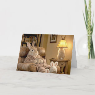 Tarjeta Conejo de cumpleaños relajándose en un sillón