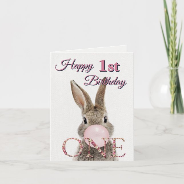 Tarjeta Conejo de primer cumpleaños soplando chicle rosa (Anverso)