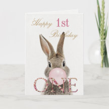 Conejo de primer cumpleaños soplando chicle rosa