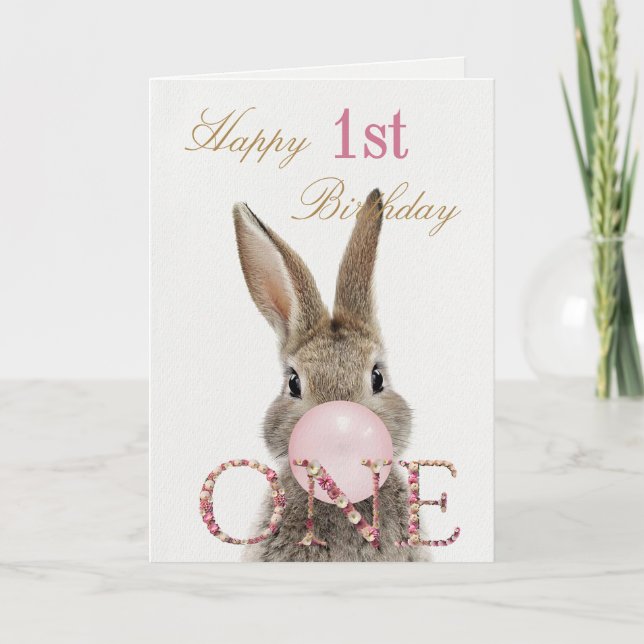 Tarjeta Conejo de primer cumpleaños soplando chicle rosa (Anverso)