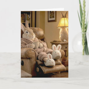 Tarjeta Conejo del Día del Padre relajándose en un sillón